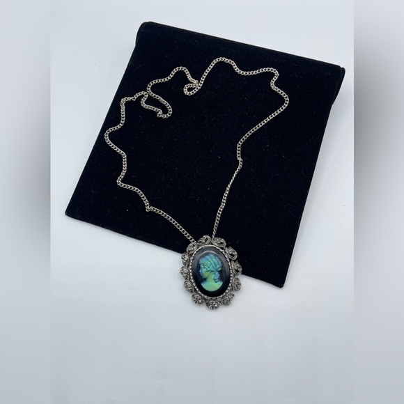 DELICATE Glass Lucite Lady Cameo Necklace - Picture 3 of 4